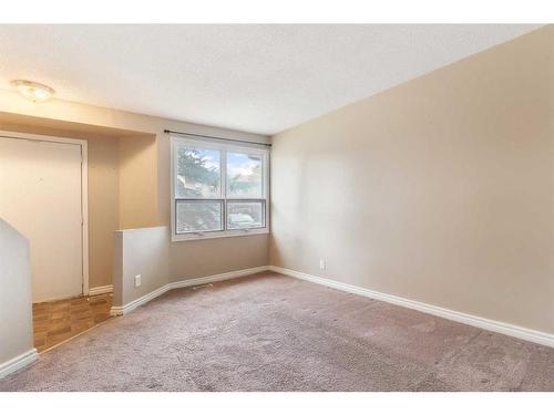 72-123 Queensland Drive Se, Calgary, AB - Indoor Photo Showing Other Room