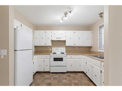 72-123 Queensland Drive Se, Calgary, AB - Indoor Photo Showing Kitchen With Double Sink