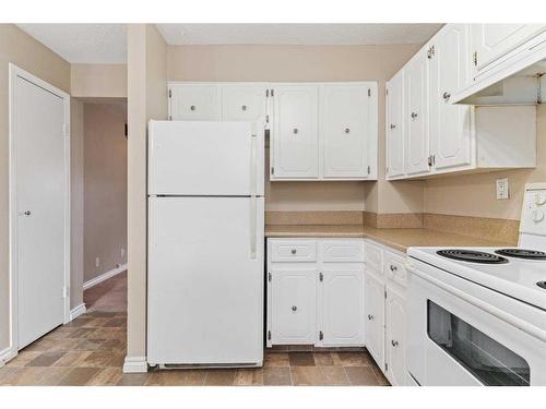 72-123 Queensland Drive Se, Calgary, AB - Indoor Photo Showing Kitchen