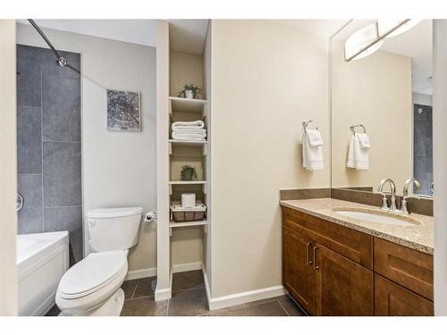 803-211 13 Avenue Se, Calgary, AB - Indoor Photo Showing Bathroom