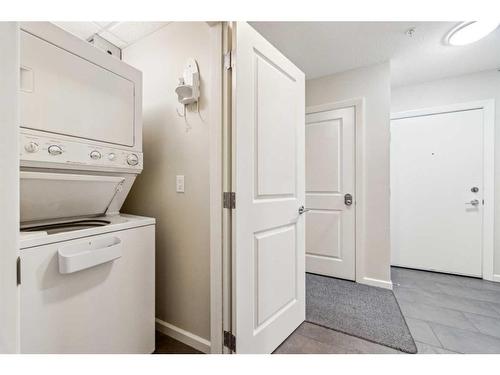 803-211 13 Avenue Se, Calgary, AB - Indoor Photo Showing Laundry Room