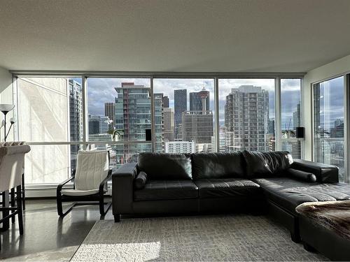 1802-188 15 Avenue Sw, Calgary, AB - Indoor Photo Showing Living Room