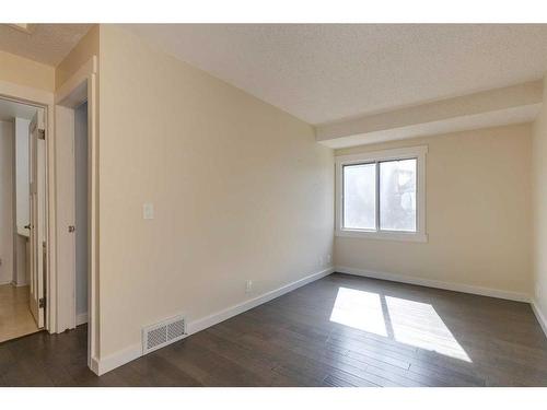 243 Berwick Drive Nw, Calgary, AB - Indoor Photo Showing Other Room