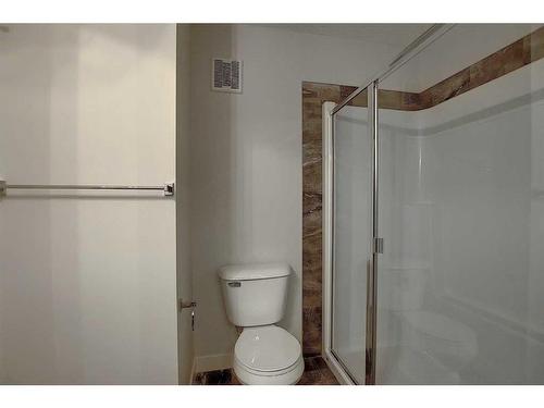 56 Shale Avenue, Cochrane, AB - Indoor Photo Showing Bathroom