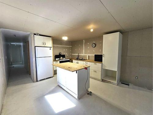 307 2Nd Avenue, Torrington, AB - Indoor Photo Showing Kitchen