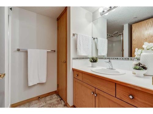 126-6868 Sierra Morena Boulevard Sw, Calgary, AB - Indoor Photo Showing Bathroom