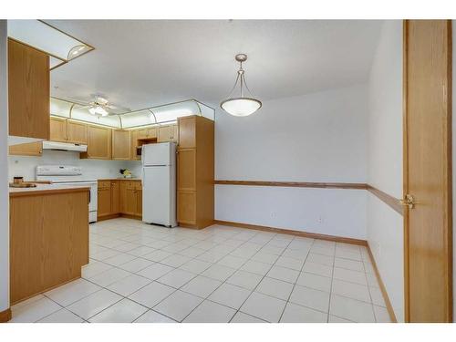 126-6868 Sierra Morena Boulevard Sw, Calgary, AB - Indoor Photo Showing Kitchen