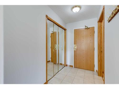 126-6868 Sierra Morena Boulevard Sw, Calgary, AB - Indoor Photo Showing Other Room