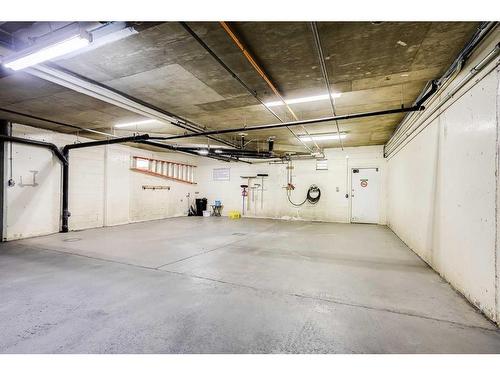 126-6868 Sierra Morena Boulevard Sw, Calgary, AB - Indoor Photo Showing Garage