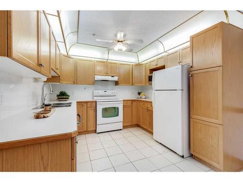 126-6868 Sierra Morena Boulevard Sw, Calgary, AB - Indoor Photo Showing Kitchen