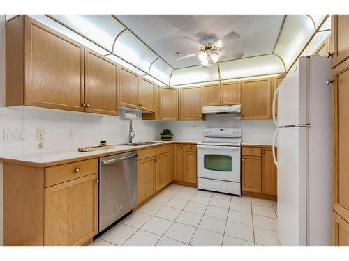 126-6868 Sierra Morena Boulevard Sw, Calgary, AB - Indoor Photo Showing Kitchen With Double Sink