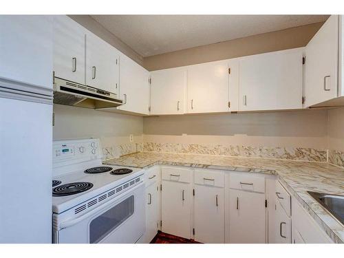 703-120 Silvercreek Close Nw, Calgary, AB - Indoor Photo Showing Kitchen