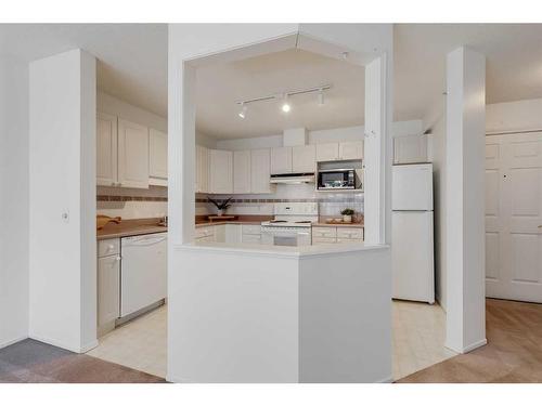 1301-1000 Sienna Park Green Sw, Calgary, AB - Indoor Photo Showing Kitchen