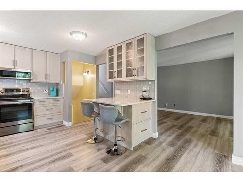 876 Mckenzie Drive Se, Calgary, AB - Indoor Photo Showing Kitchen