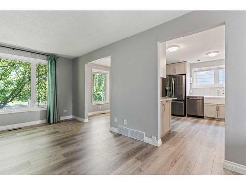 876 Mckenzie Drive Se, Calgary, AB - Indoor Photo Showing Kitchen