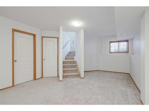 80 Douglas Ridge Circle Se, Calgary, AB - Indoor Photo Showing Other Room