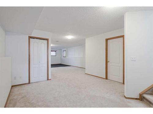 80 Douglas Ridge Circle Se, Calgary, AB - Indoor Photo Showing Other Room