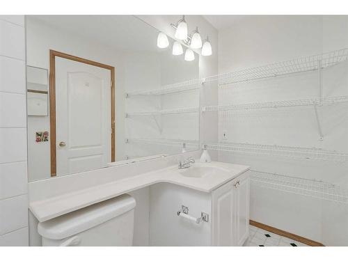 80 Douglas Ridge Circle Se, Calgary, AB - Indoor Photo Showing Bathroom