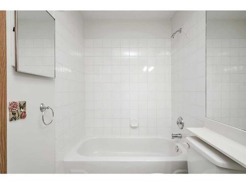 80 Douglas Ridge Circle Se, Calgary, AB - Indoor Photo Showing Bathroom