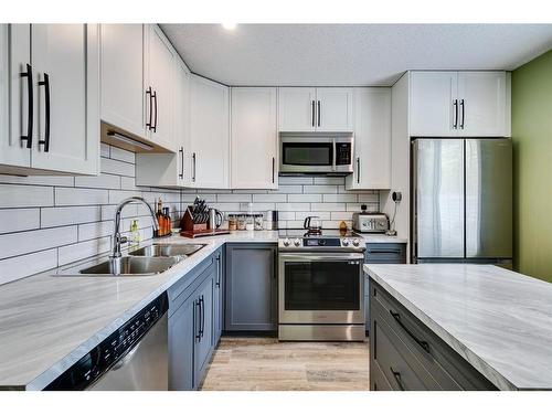 535 Queenston Gardens Se, Calgary, AB - Indoor Photo Showing Kitchen With Double Sink With Upgraded Kitchen