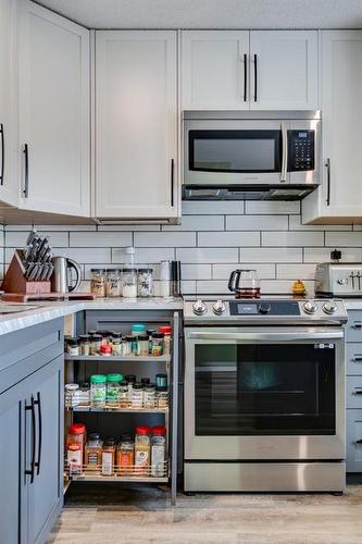 535 Queenston Gardens Se, Calgary, AB - Indoor Photo Showing Kitchen