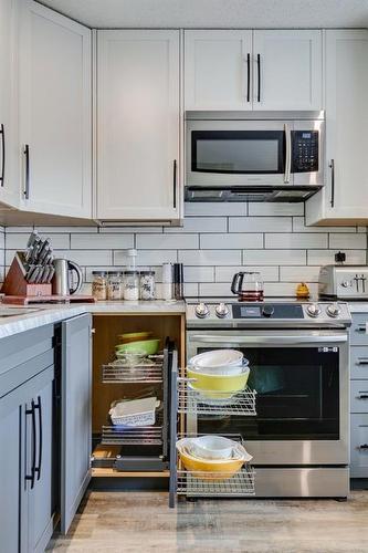 535 Queenston Gardens Se, Calgary, AB - Indoor Photo Showing Kitchen