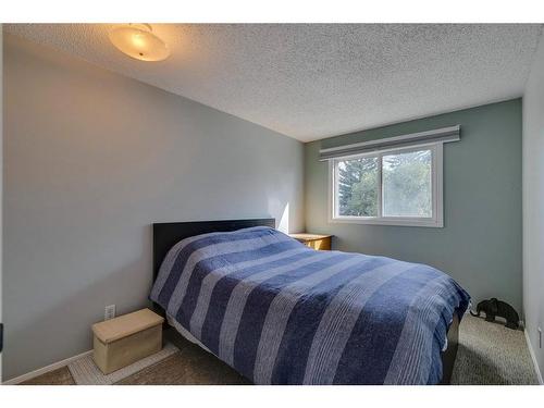 535 Queenston Gardens Se, Calgary, AB - Indoor Photo Showing Bedroom