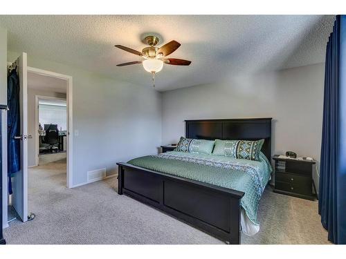 535 Queenston Gardens Se, Calgary, AB - Indoor Photo Showing Bedroom