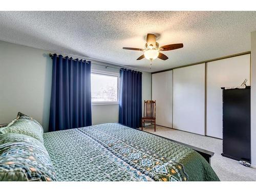 535 Queenston Gardens Se, Calgary, AB - Indoor Photo Showing Bedroom