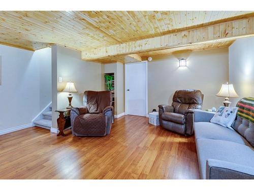 535 Queenston Gardens Se, Calgary, AB - Indoor Photo Showing Living Room