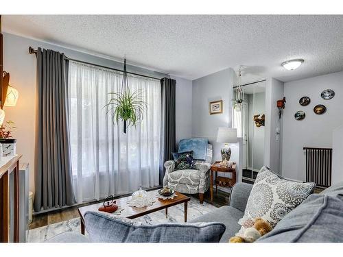 535 Queenston Gardens Se, Calgary, AB - Indoor Photo Showing Living Room