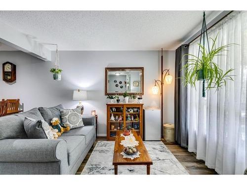 535 Queenston Gardens Se, Calgary, AB - Indoor Photo Showing Living Room