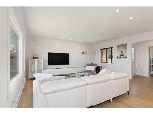 1720 Suffolk Street, Calgary, AB - Indoor Photo Showing Living Room