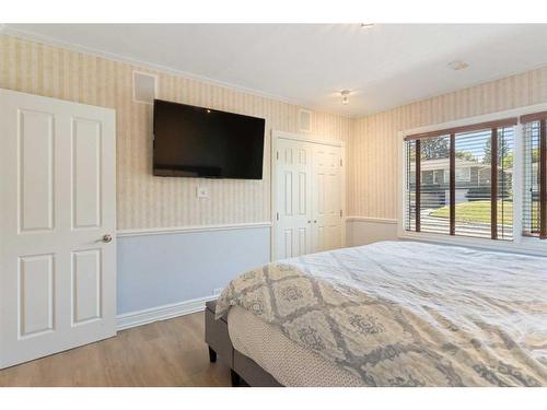 1720 Suffolk Street, Calgary, AB - Indoor Photo Showing Bedroom