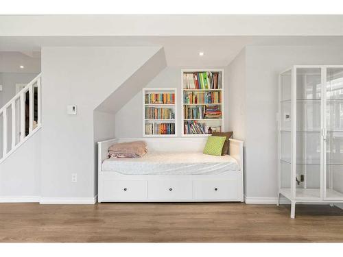 1720 Suffolk Street, Calgary, AB - Indoor Photo Showing Bedroom