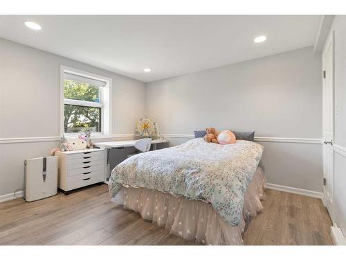 1720 Suffolk Street, Calgary, AB - Indoor Photo Showing Bedroom