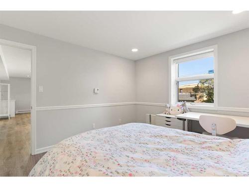 1720 Suffolk Street, Calgary, AB - Indoor Photo Showing Bedroom