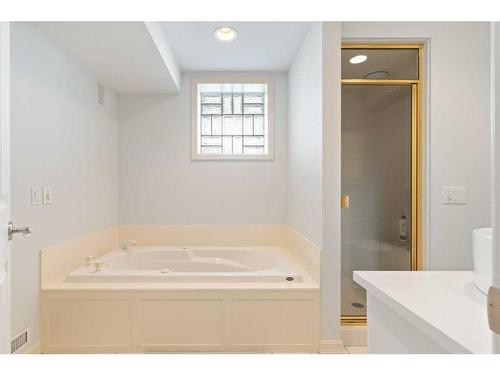 1720 Suffolk Street, Calgary, AB - Indoor Photo Showing Bathroom