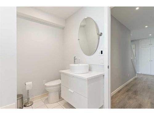 1720 Suffolk Street, Calgary, AB - Indoor Photo Showing Bathroom