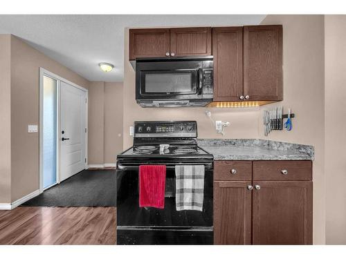 9 Mckenna Crescent Se, Calgary, AB - Indoor Photo Showing Kitchen