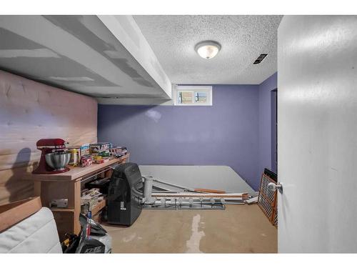 9 Mckenna Crescent Se, Calgary, AB - Indoor