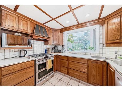 264 Cannington Place Sw, Calgary, AB - Indoor Photo Showing Kitchen