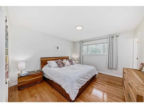 264 Cannington Place Sw, Calgary, AB - Indoor Photo Showing Bedroom