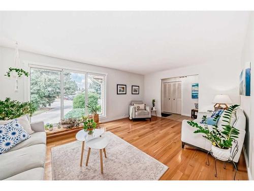 264 Cannington Place Sw, Calgary, AB - Indoor Photo Showing Living Room