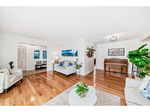 264 Cannington Place Sw, Calgary, AB - Indoor Photo Showing Living Room