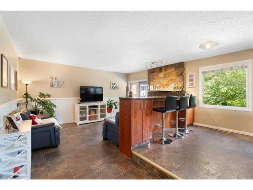 32 Deermont Road Se, Calgary, AB - Indoor Photo Showing Living Room