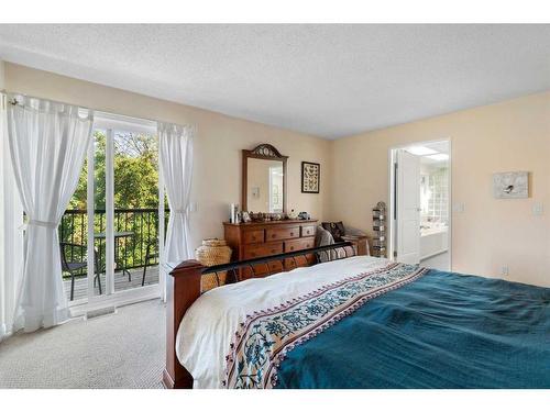 32 Deermont Road Se, Calgary, AB - Indoor Photo Showing Bedroom