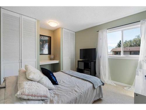 32 Deermont Road Se, Calgary, AB - Indoor Photo Showing Bedroom