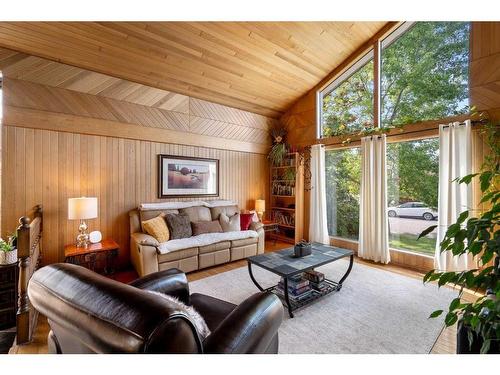 32 Deermont Road Se, Calgary, AB - Indoor Photo Showing Living Room