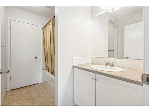 64 Prestwick Villas Se, Calgary, AB - Indoor Photo Showing Bathroom